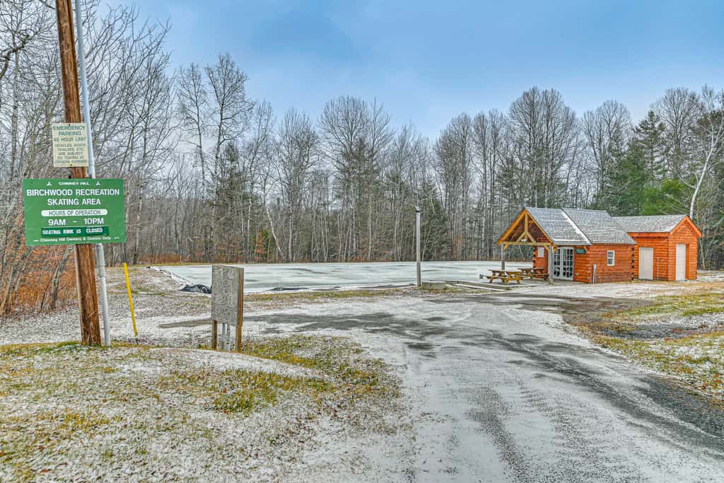 8 Mi to Mt Snow: 'Cozy Bear Cabin' w/ Hot Tub!