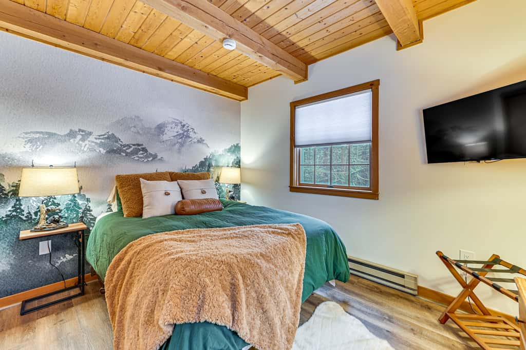 8 Mi to Mt Snow: 'Cozy Bear Cabin' w/ Hot Tub!
