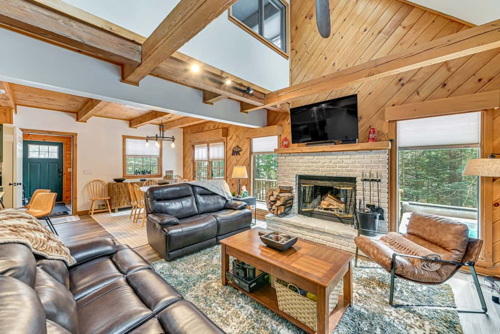 8 Mi to Mt Snow: 'Cozy Bear Cabin' w/ Hot Tub!