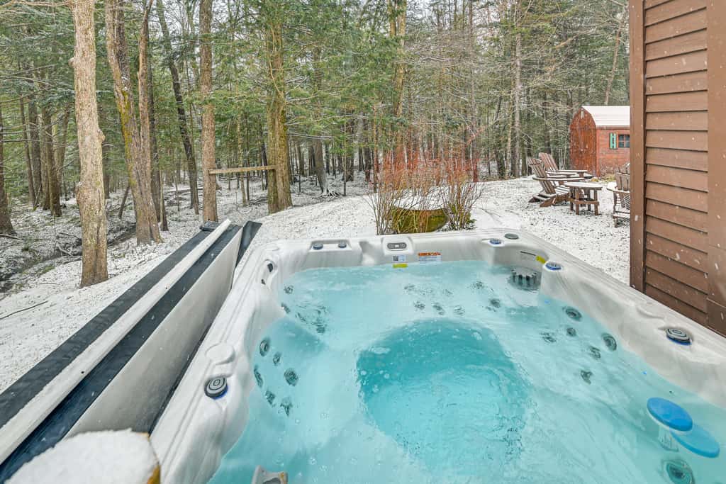 8 Mi to Mt Snow: 'Cozy Bear Cabin' w/ Hot Tub!