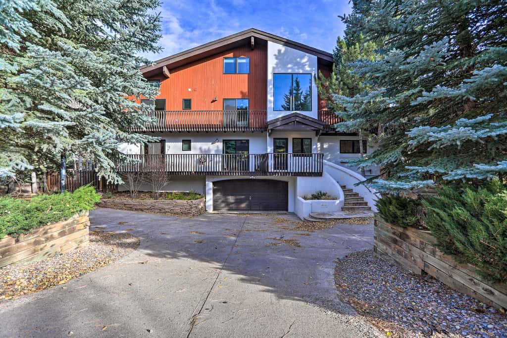 Roomy Avon Family Chalet w/ Hot Tub in EagleVail!