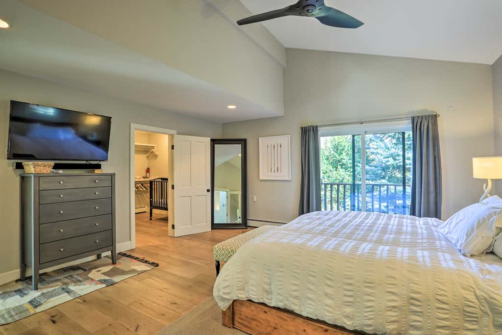 Roomy Avon Family Chalet w/ Hot Tub in EagleVail!