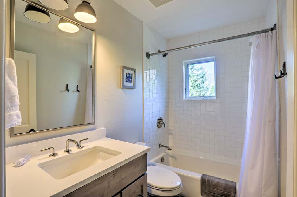 Roomy Avon Family Chalet w/ Hot Tub in EagleVail!