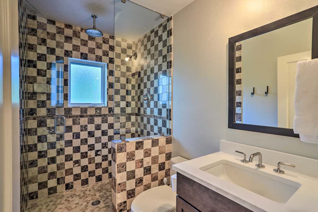 Roomy Avon Family Chalet w/ Hot Tub in EagleVail!