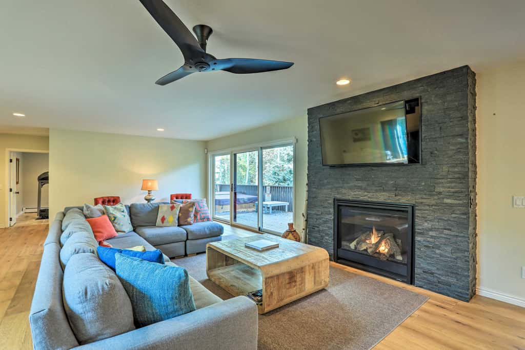 Roomy Avon Family Chalet w/ Hot Tub in EagleVail!