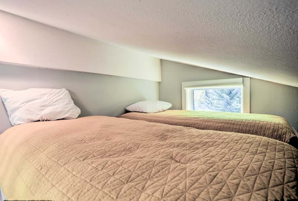 Roomy Avon Family Chalet w/ Hot Tub in EagleVail!