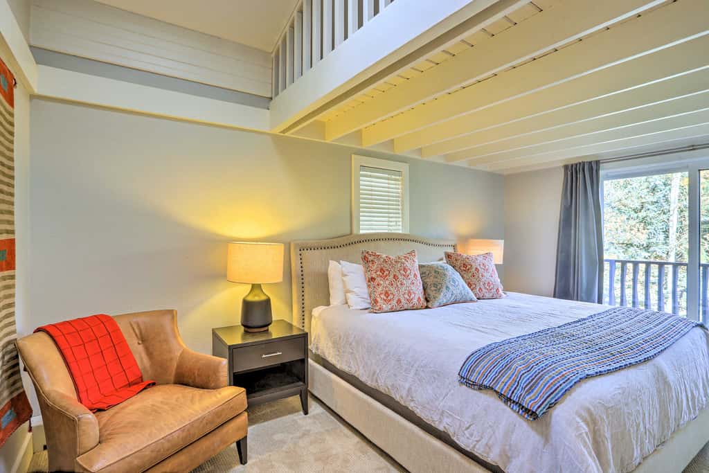 Roomy Avon Family Chalet w/ Hot Tub in EagleVail!