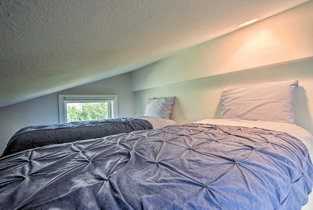 Roomy Avon Family Chalet w/ Hot Tub in EagleVail!