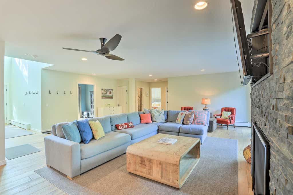 Roomy Avon Family Chalet w/ Hot Tub in EagleVail!