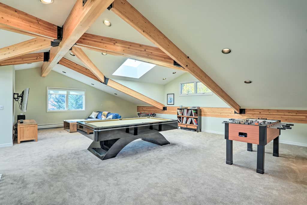 Roomy Avon Family Chalet w/ Hot Tub in EagleVail!