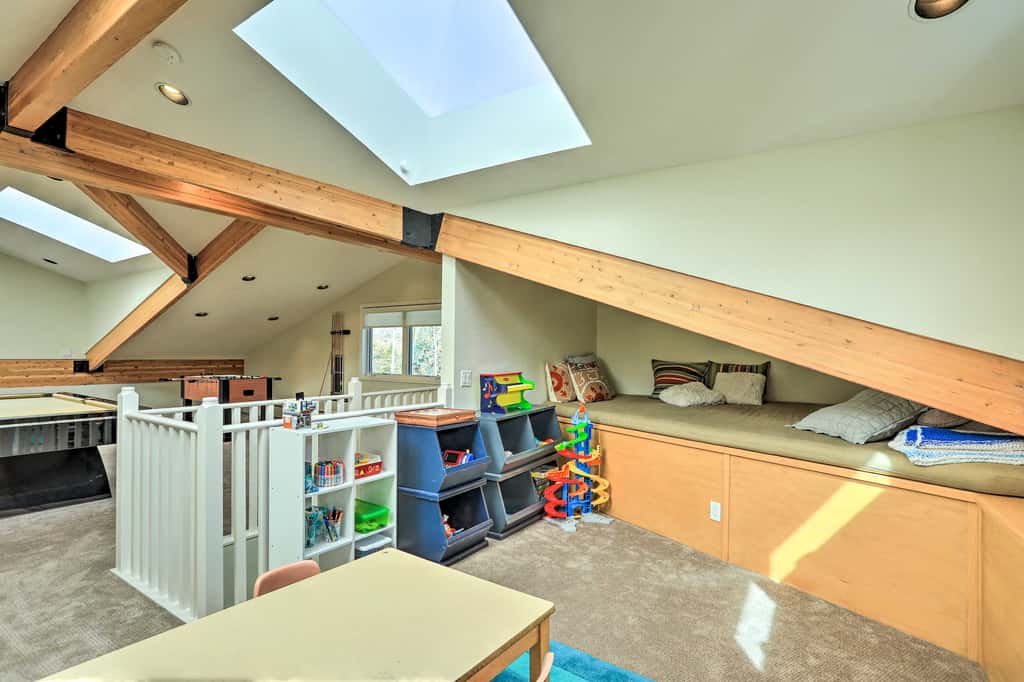 Roomy Avon Family Chalet w/ Hot Tub in EagleVail!