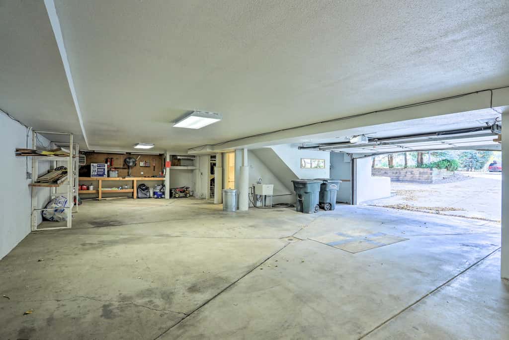 Roomy Avon Family Chalet w/ Hot Tub in EagleVail!