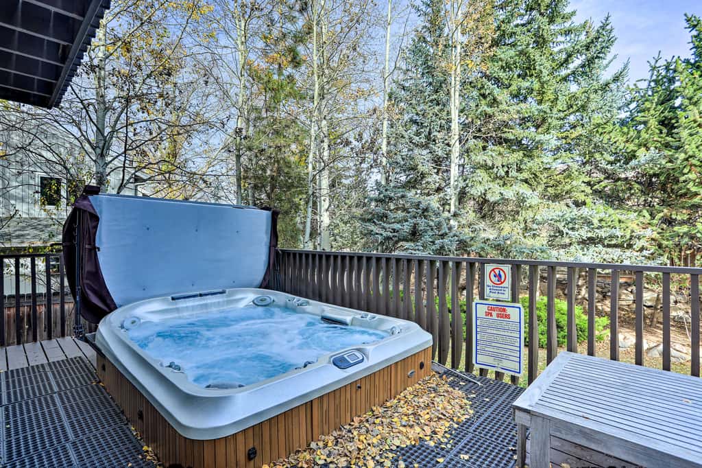 Roomy Avon Family Chalet w/ Hot Tub in EagleVail!