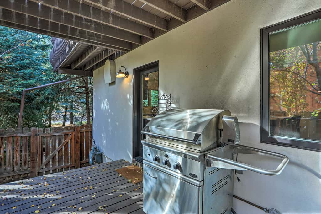 Roomy Avon Family Chalet w/ Hot Tub in EagleVail!