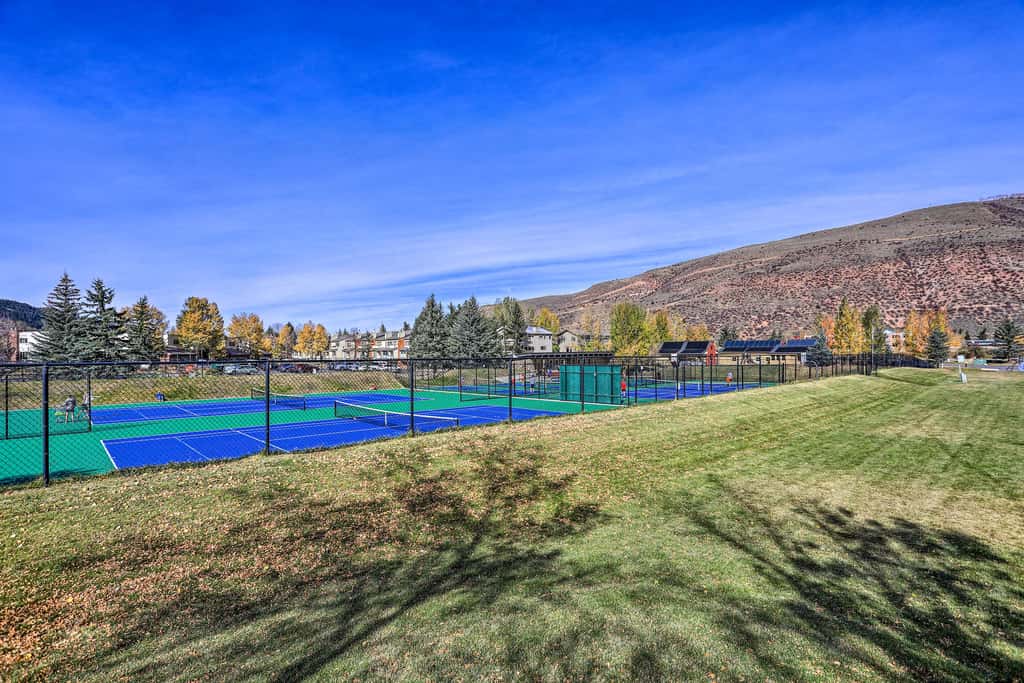 Roomy Avon Family Chalet w/ Hot Tub in EagleVail!