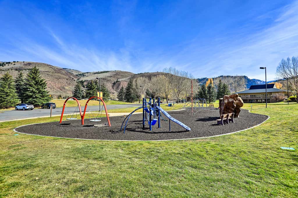 Roomy Avon Family Chalet w/ Hot Tub in EagleVail!