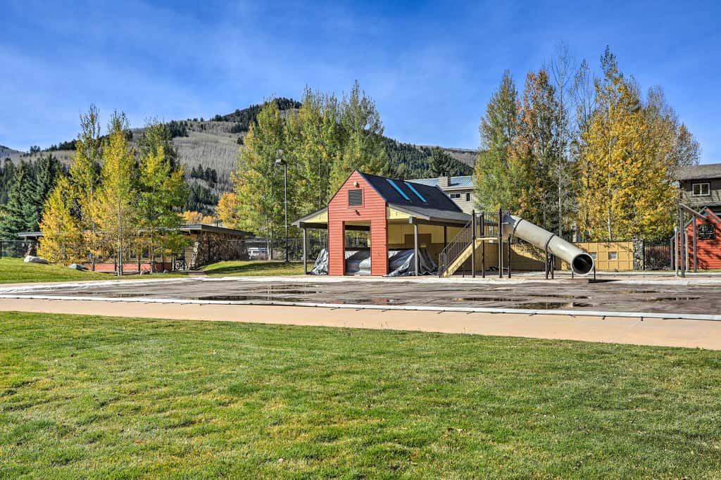 Roomy Avon Family Chalet w/ Hot Tub in EagleVail!