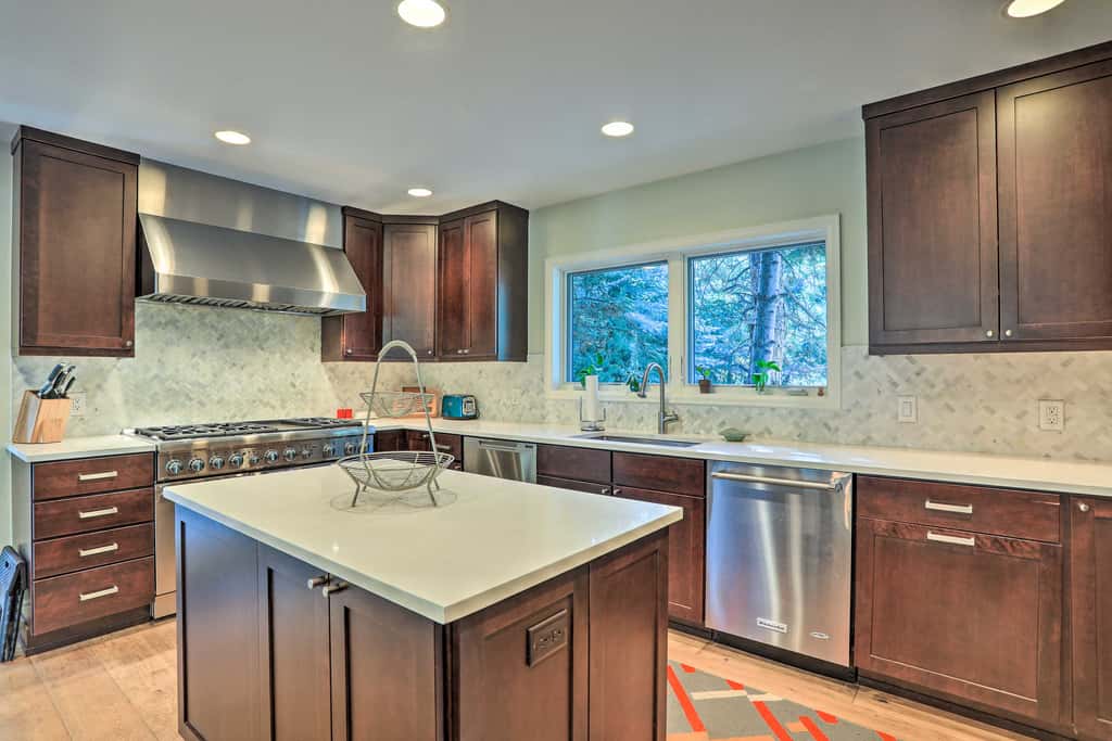 Roomy Avon Family Chalet w/ Hot Tub in EagleVail!