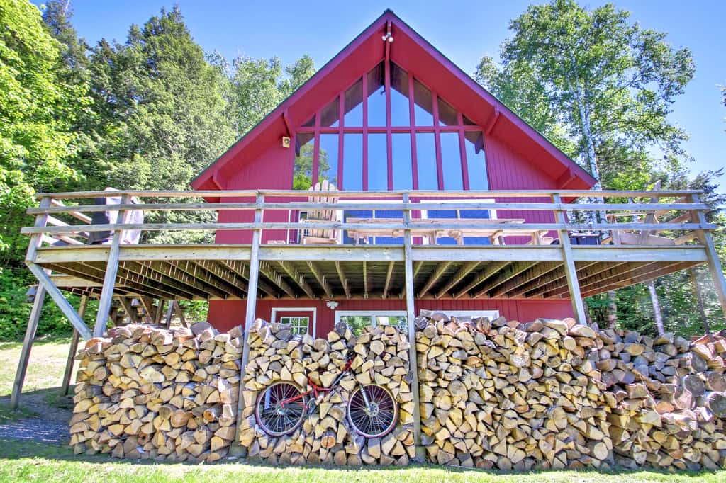East Burke House w/ Deck < 3 Mi to Kingdom Trails!