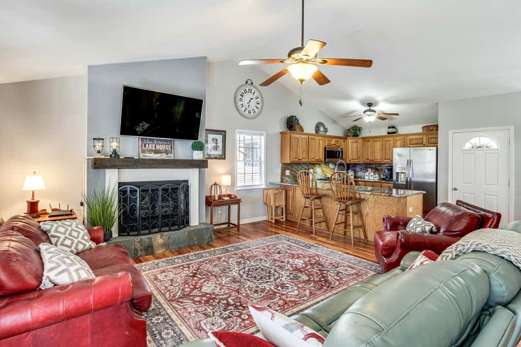 Lakefront Guntersville Base: Boat Parking & Power!