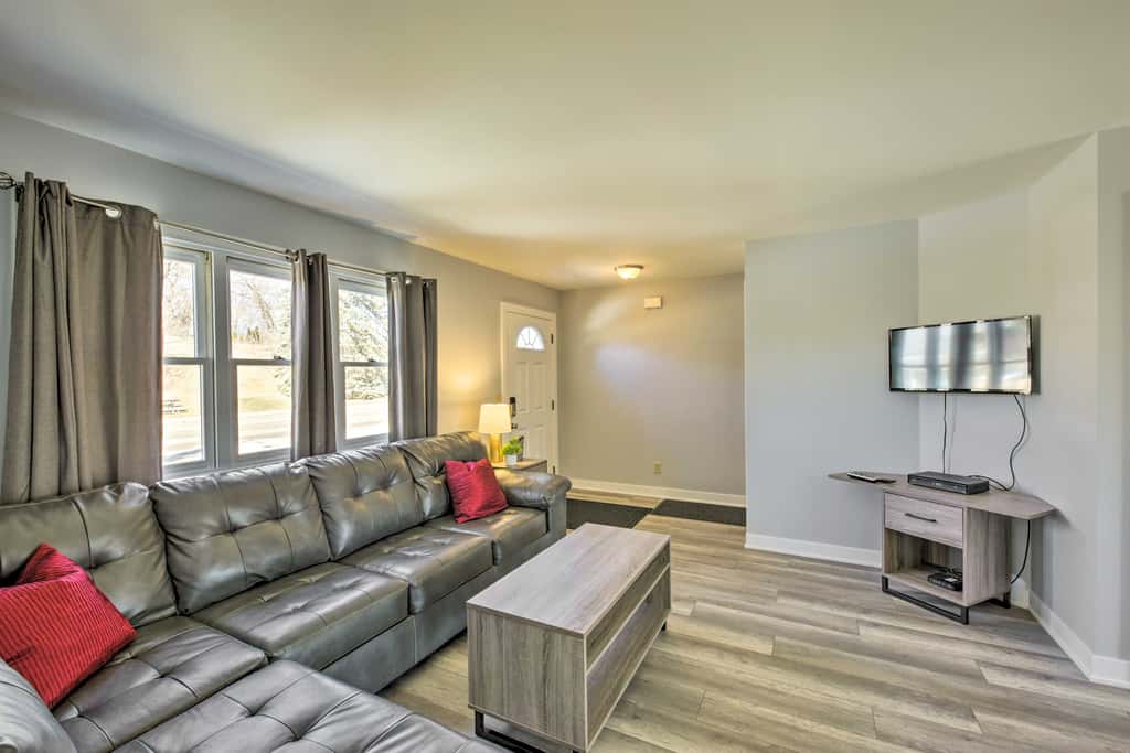 Twin Lakes Escape w/ Deck < 1 Mi to Beach!