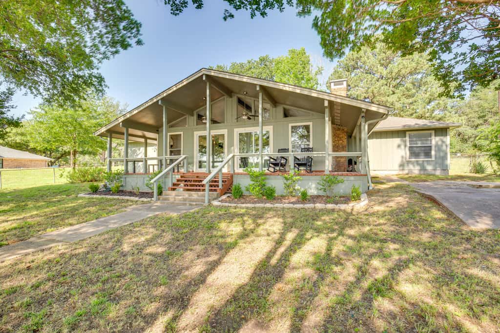 Yard, Deck & Fire Pit: Cedar Creek Reservoir Gem