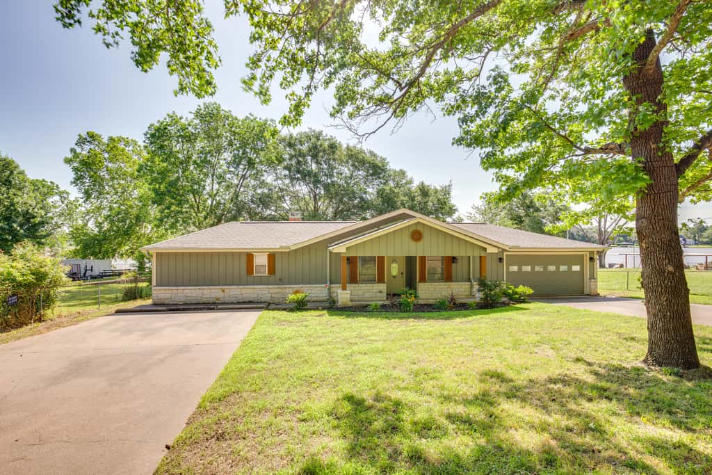 Yard, Deck & Fire Pit: Cedar Creek Reservoir Gem