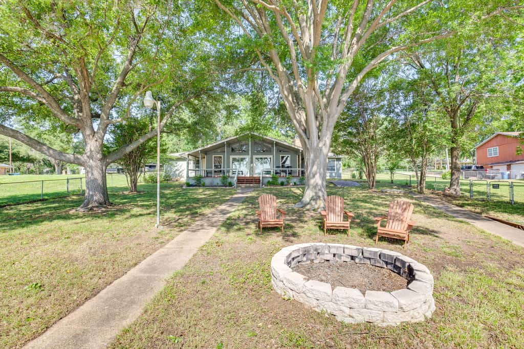 Yard, Deck & Fire Pit: Cedar Creek Reservoir Gem