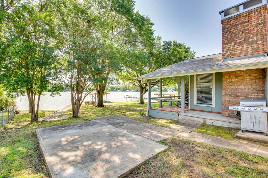 Yard, Deck & Fire Pit: Cedar Creek Reservoir Gem
