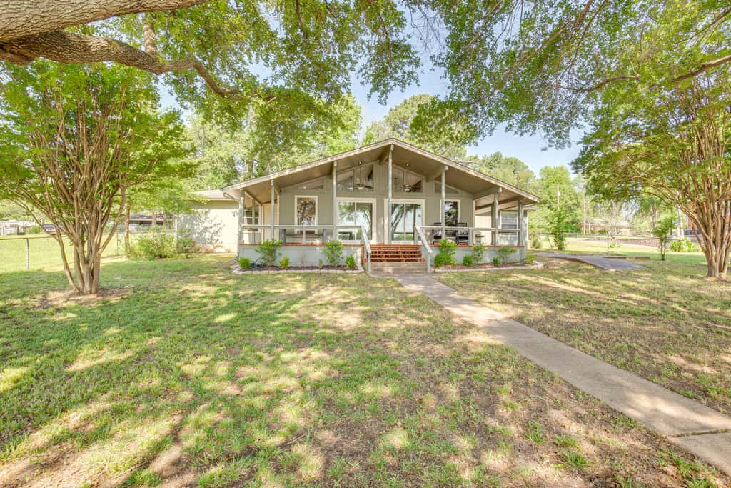 Yard, Deck & Fire Pit: Cedar Creek Reservoir Gem
