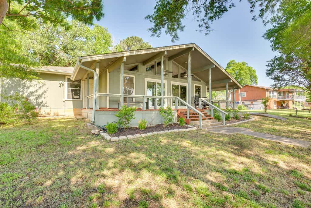 Yard, Deck & Fire Pit: Cedar Creek Reservoir Gem