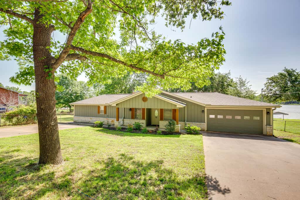 Yard, Deck & Fire Pit: Cedar Creek Reservoir Gem