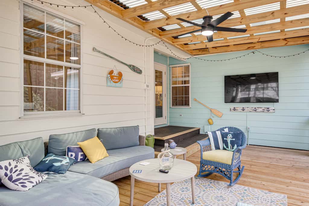 'Sea La Vie' Coastal Getaway Steps from the Beach