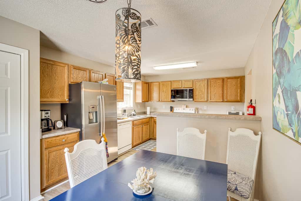 'Sea La Vie' Coastal Getaway Steps from the Beach