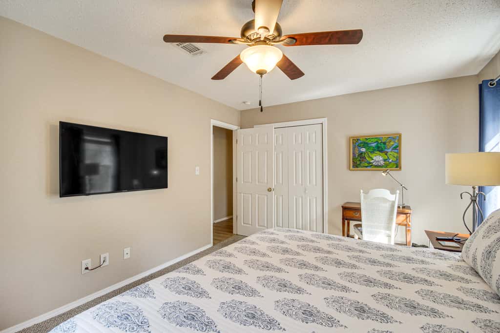 'Sea La Vie' Coastal Getaway Steps from the Beach