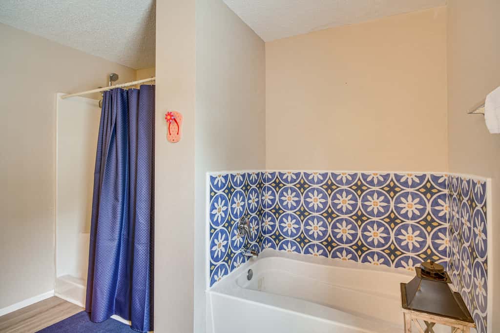 'Sea La Vie' Coastal Getaway Steps from the Beach