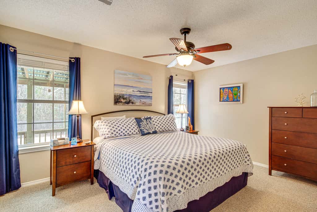 'Sea La Vie' Coastal Getaway Steps from the Beach