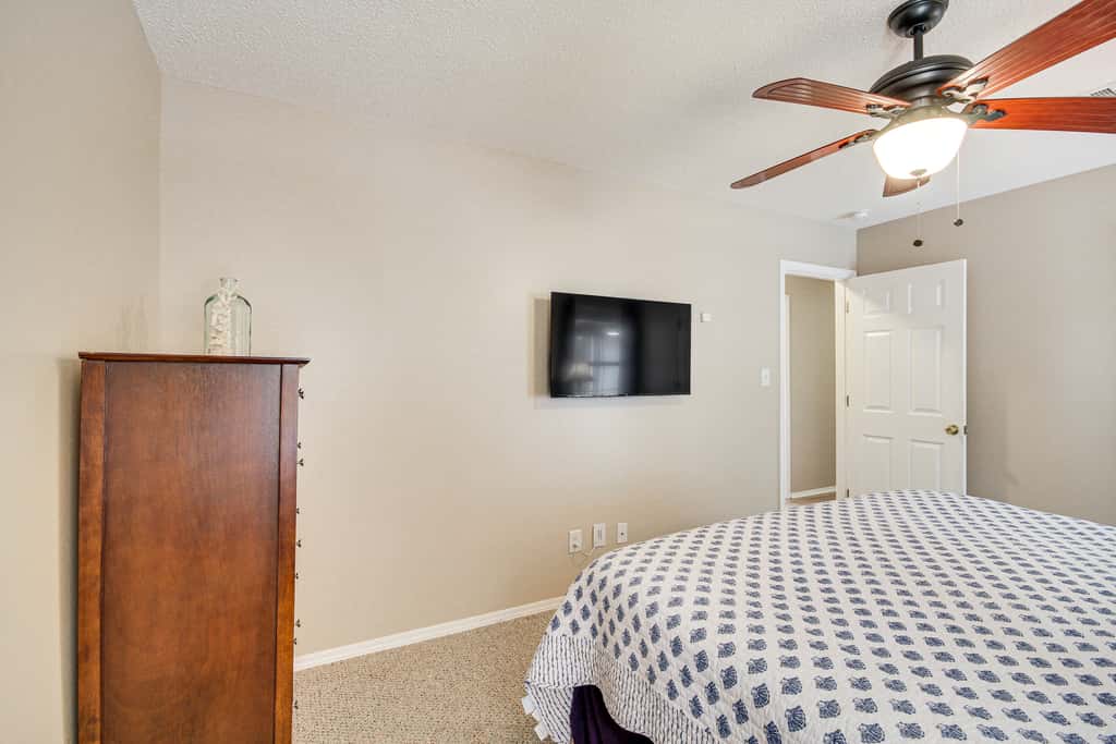 'Sea La Vie' Coastal Getaway Steps from the Beach