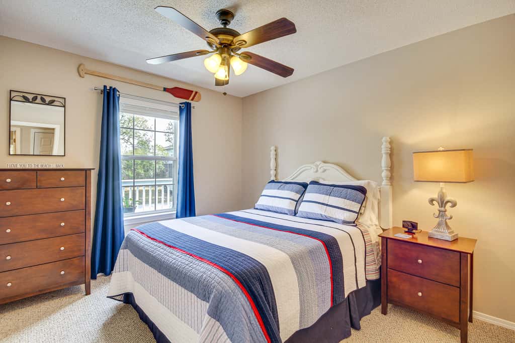 'Sea La Vie' Coastal Getaway Steps from the Beach