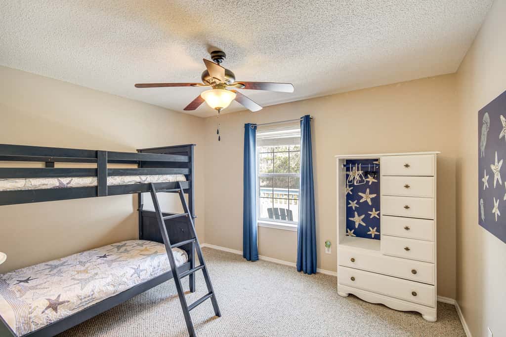 'Sea La Vie' Coastal Getaway Steps from the Beach