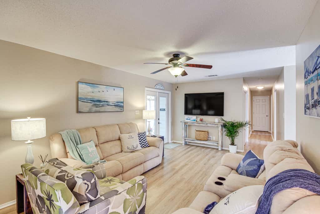 'Sea La Vie' Coastal Getaway Steps from the Beach