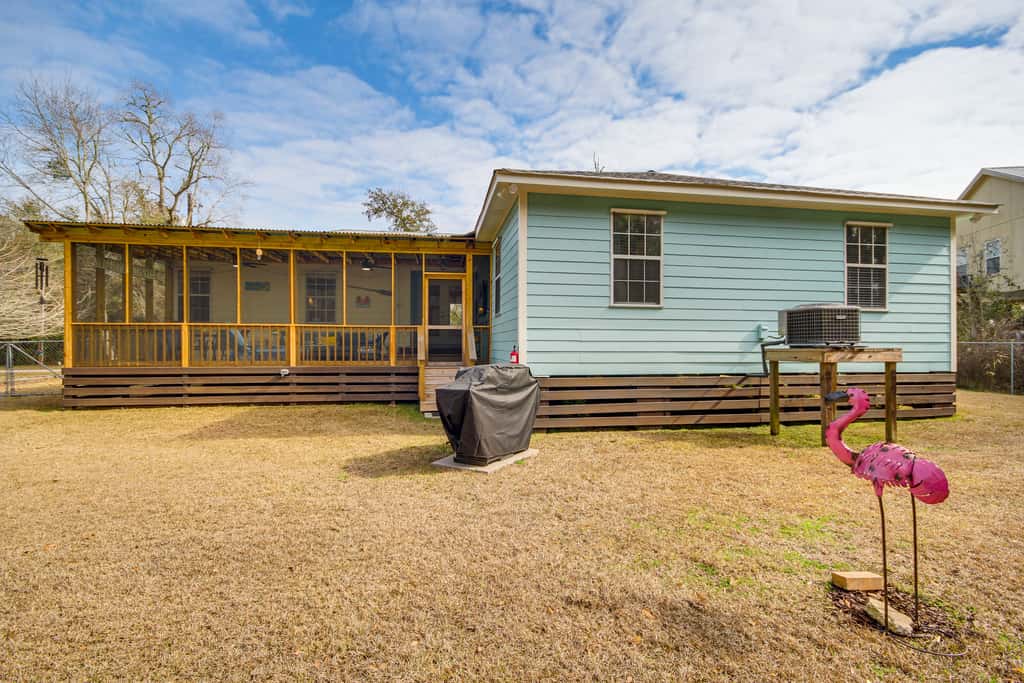 'Sea La Vie' Coastal Getaway Steps from the Beach