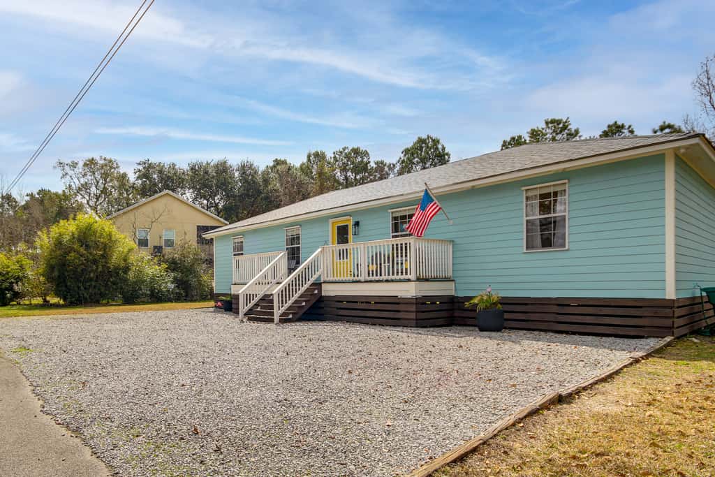'Sea La Vie' Coastal Getaway Steps from the Beach