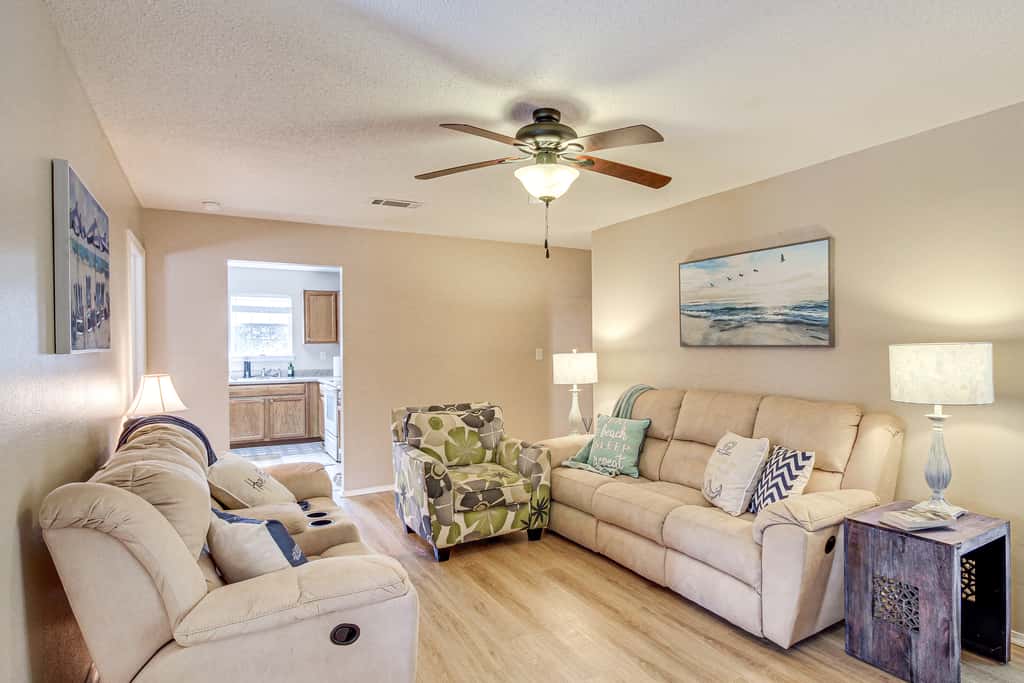 'Sea La Vie' Coastal Getaway Steps from the Beach