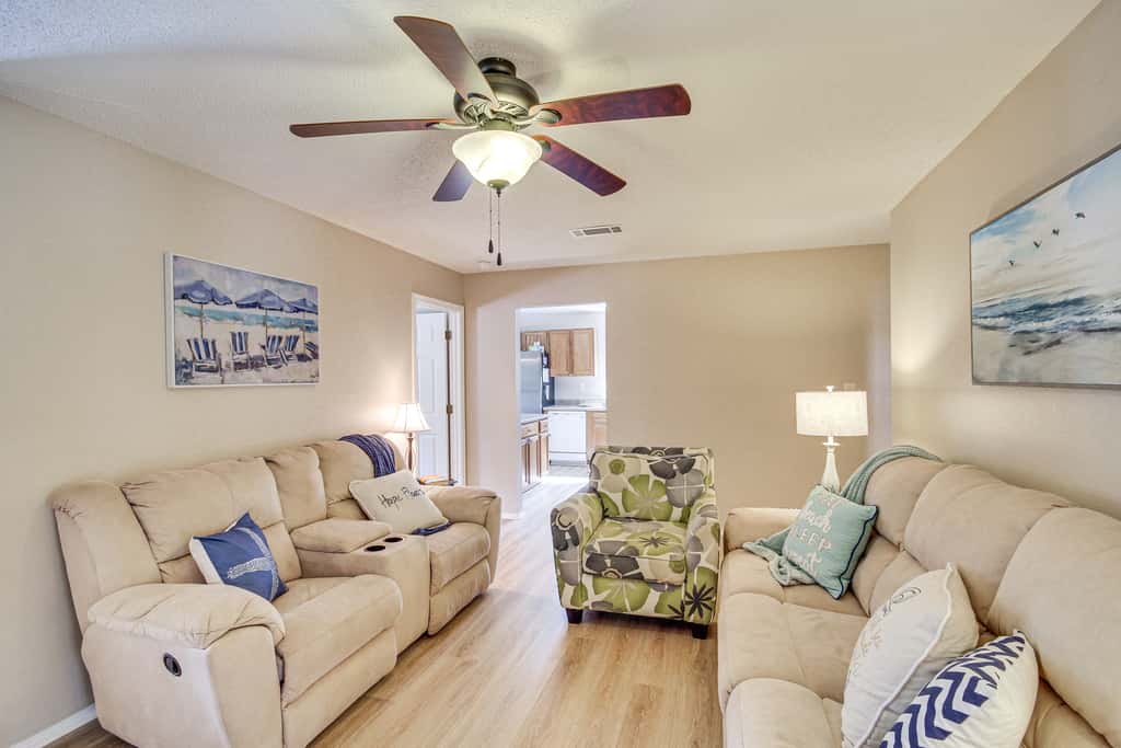 'Sea La Vie' Coastal Getaway Steps from the Beach