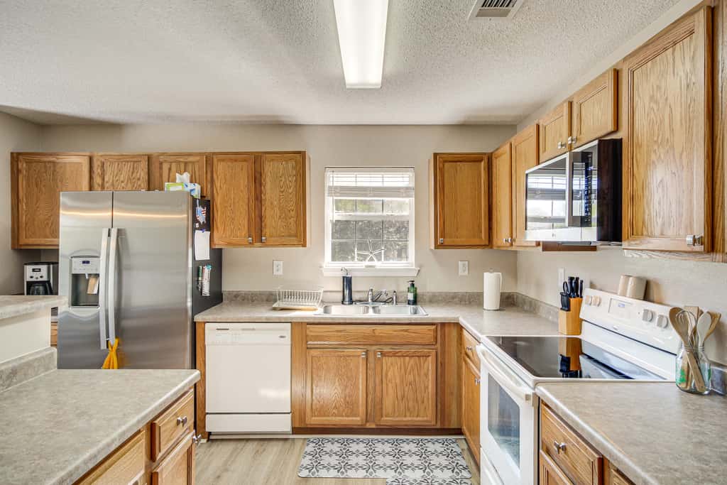 'Sea La Vie' Coastal Getaway Steps from the Beach