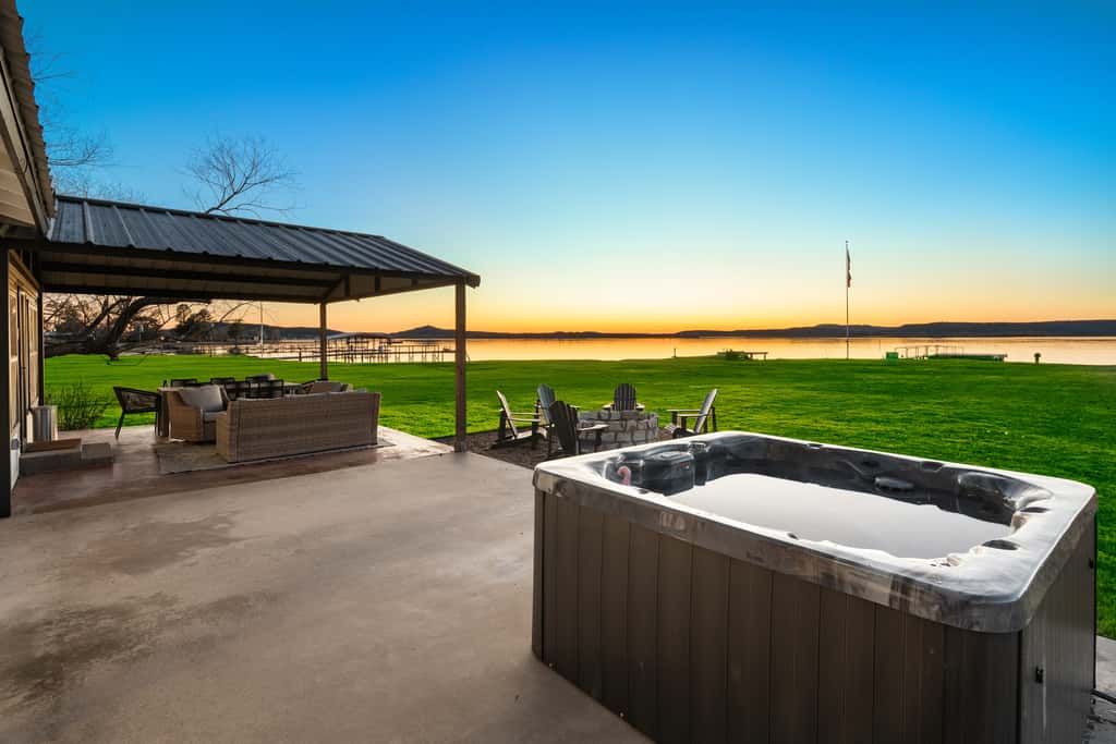 Lakefront Gem w/ Hot Tub & Game Room in Graford