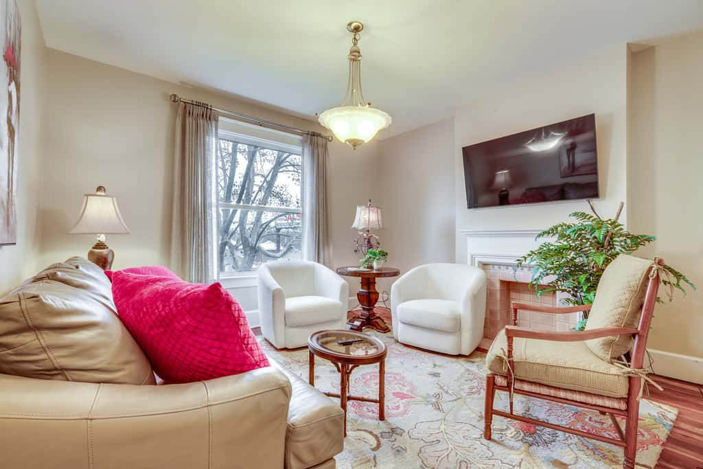 Walk to Garden & Restaurants: Zanesville Apartment
