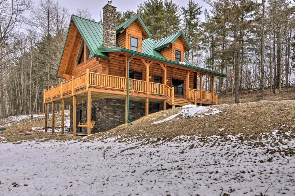Family-Friendly Warsaw Cabin w/ Deck & Fireplace!