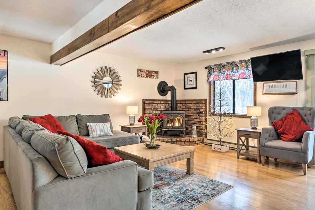 Hartford Escape w/ Fire Pit ~ 3 Mi to Ski & Golf!